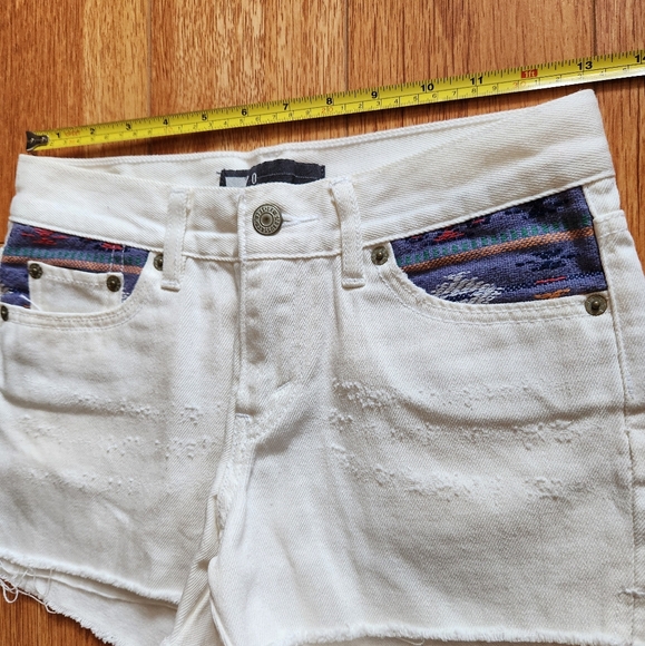 Levi's Retro Vintage Style White Jean Shorts Like New Size 0 - Rare Boho Aztec - Picture 3 of 9